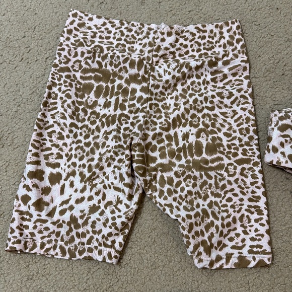 Cheetah workout set! - Picture 7 of 7